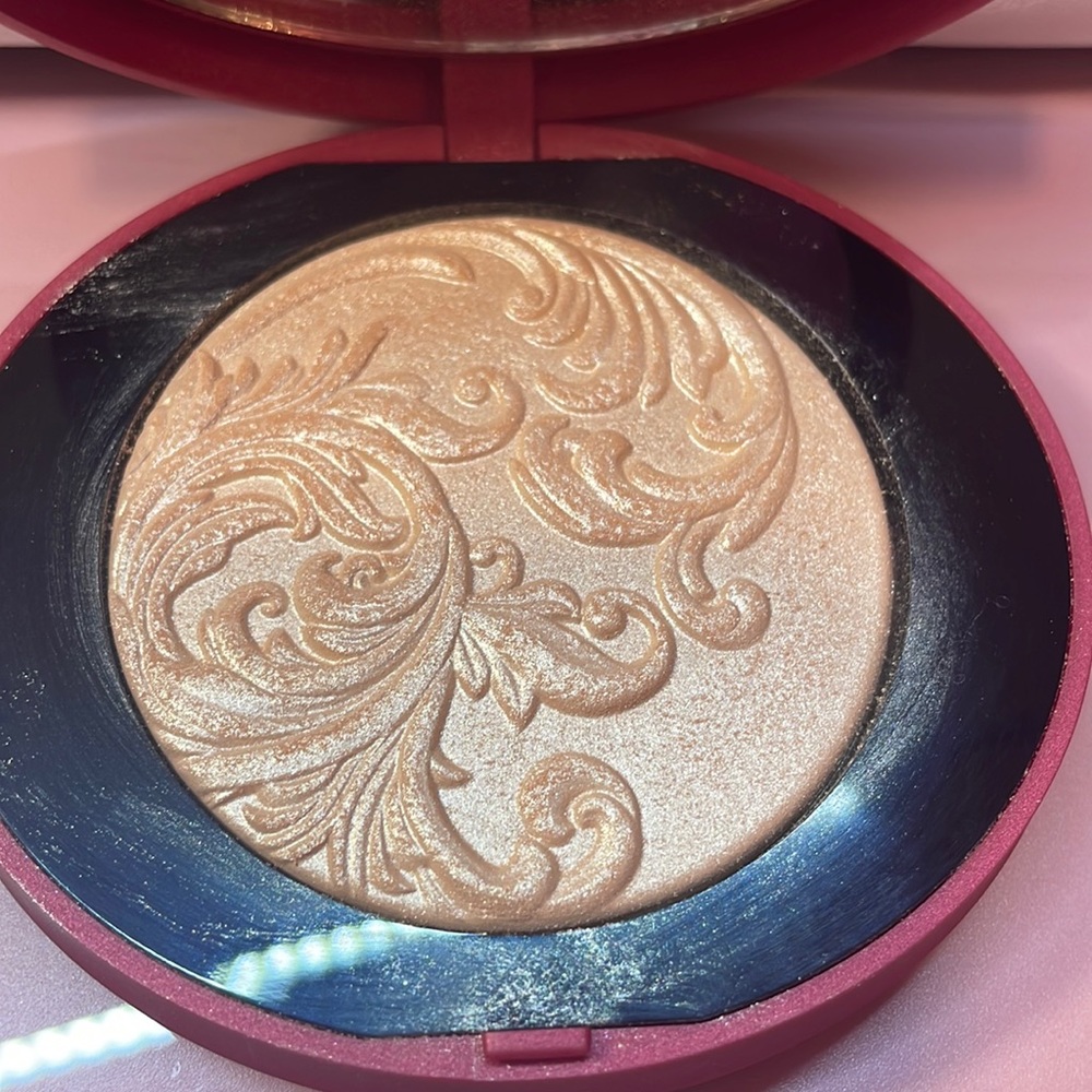 Kiki Milano highlighter